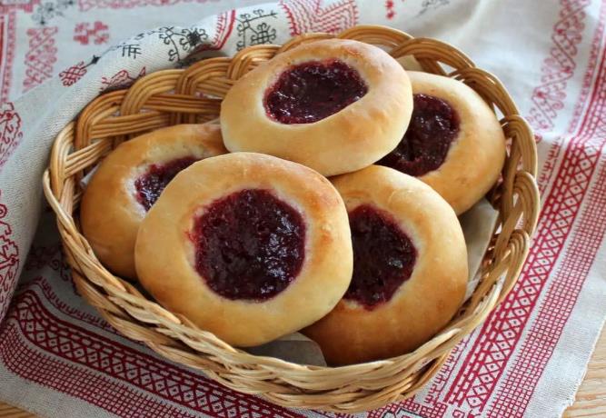 Булочки с повидлом из дрожжевого теста фото