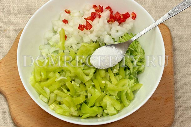 Добавляем к огурцам овощи и соль