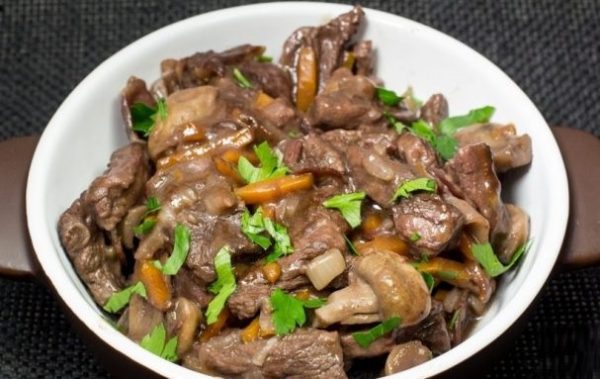 говядина с грибами и морковью