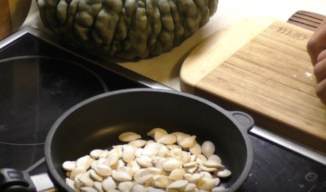 Как пожарить тыквенные семечки правильно? Рецепты на сковороде, в микроволновке и в духовке