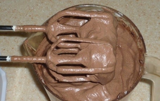 Как приготовить густой крем из сгущенки и масла?