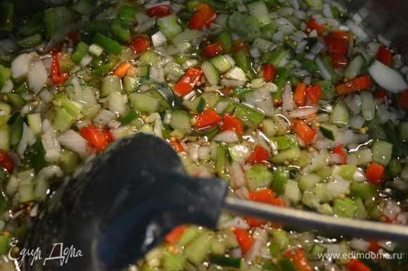 Как сахар растворился добавим овощи промытые и тушим примерно 10 мин.