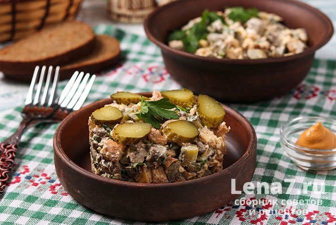 Классический салат «Обжорка» с печенью и курицей