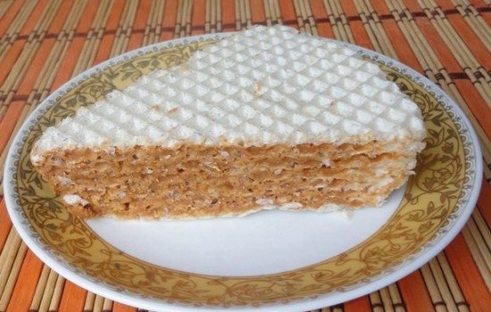 Крем из вареной сгущенки и сливочного масла: смазывание коржей