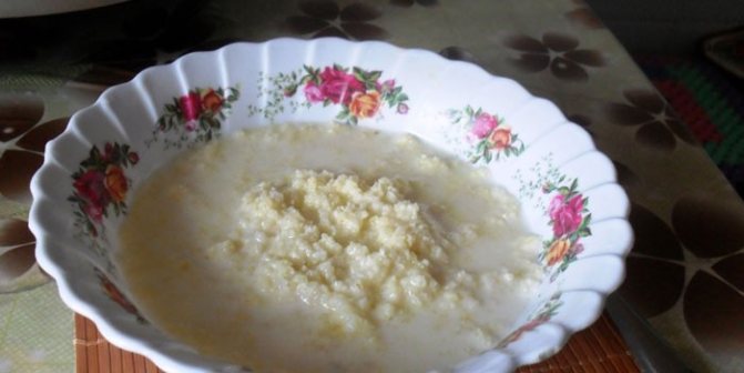 Молочная пшенная каша в тарелке