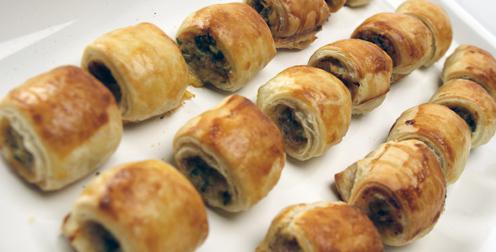 мясной рулет из слоеного теста