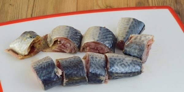 нарезать рыбу