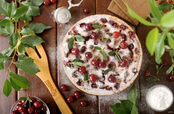 Пирог с ягодами и сметанной заливкой