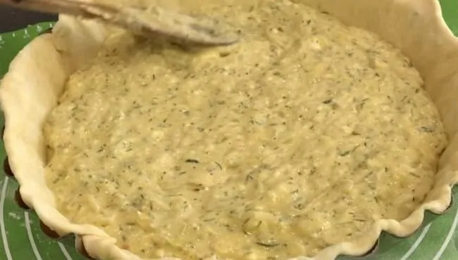 По рецепту, простой луковый пирог с плавленными сырками готовится быстро.