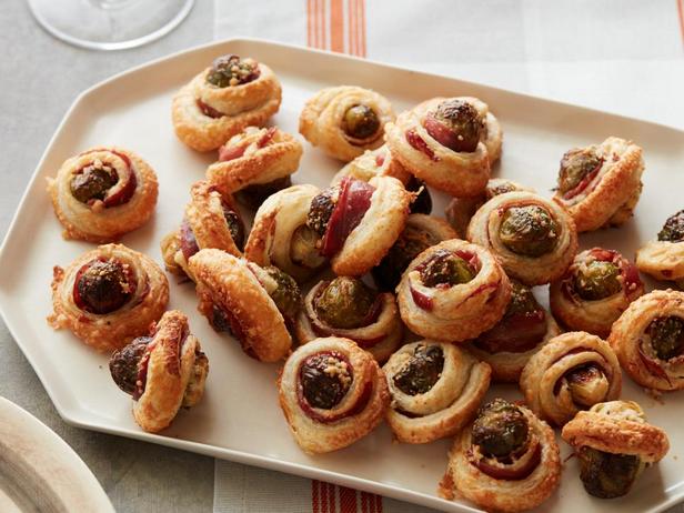 Рогалики из слоёного теста с брюссельской капустой и беконом