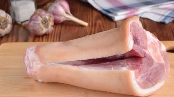 Рулет из рульки свиной вареный в пленке, пакете в кастрюле, мультиварке. Рецепты с начинкой, куриной грудкой, языком в луковой шелухе