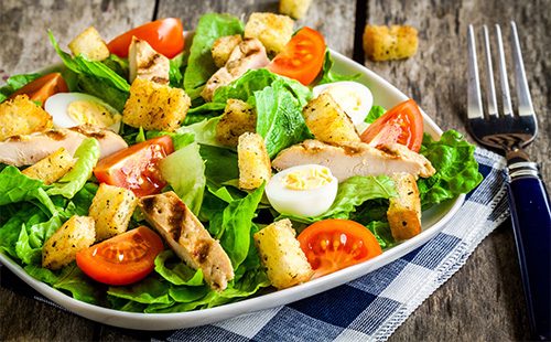 Салат Цезарь с курицей