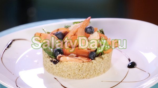 Салат с киноа, креветками и рисом