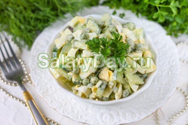 Салат с сардинами, огурцами, яйцом и зелёным горошком со сметаной