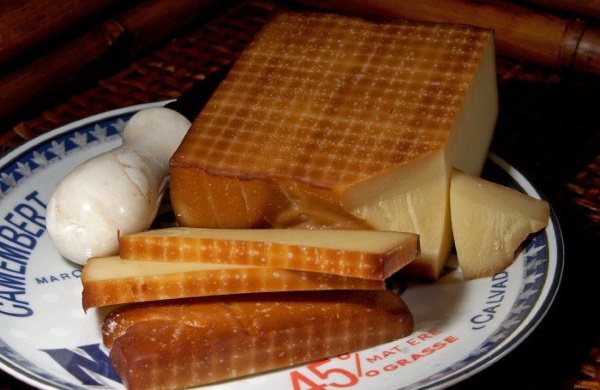 Салаты с колбасным сыром. Рецепты простые, вкусные с крабовыми палочками, курицей, сухариками