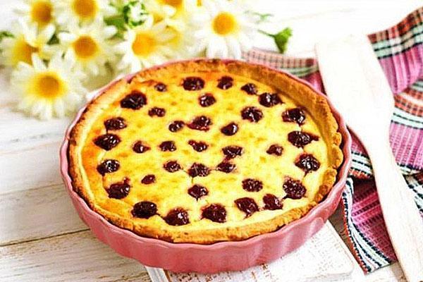 шарлотка с вишней