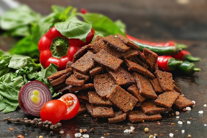 Сухарики к пиву в домашних условиях: лучшие рецепты в духовке, на сковороде и даже в микроволновке