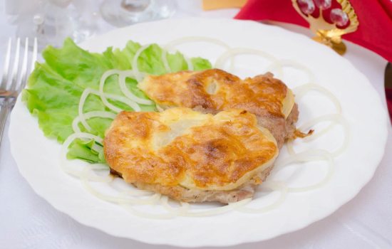 Свинина под сыром в духовке – ее едят без остановки! Рецепты свинины под сыром в духовке с грибами, ананасами, помидорами, картошкой, черносливом