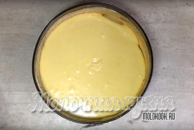 Тесто вылито в форму с ананасами