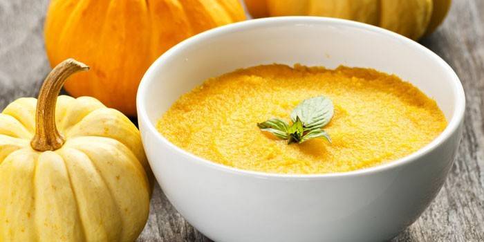 Тыквенное пюре в тарелке и тыквы
