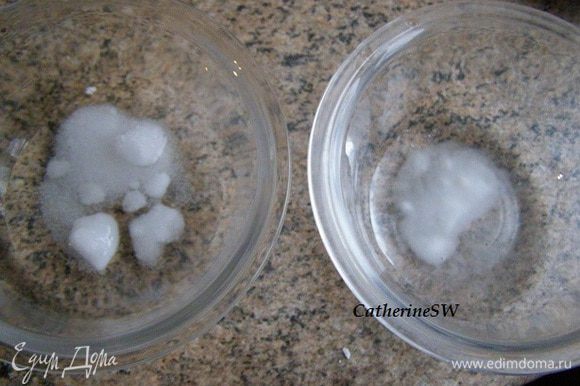 В двух отдельных мисках растворим в воде аммоний и соду (у нас оставалось 30 мл воды). Ни в коем случае полученные жидкости не смешивать, и наче произойдет реакция нейтрализации