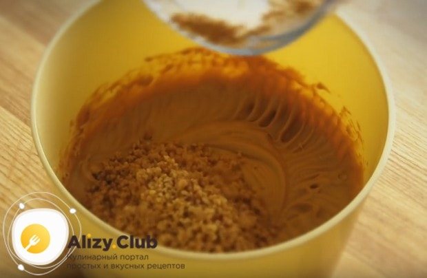 В крем также добавляем измельченные орехи.