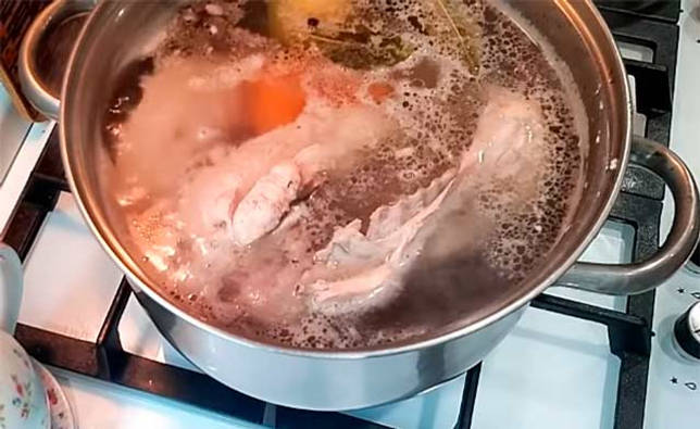 варится тушка курицы