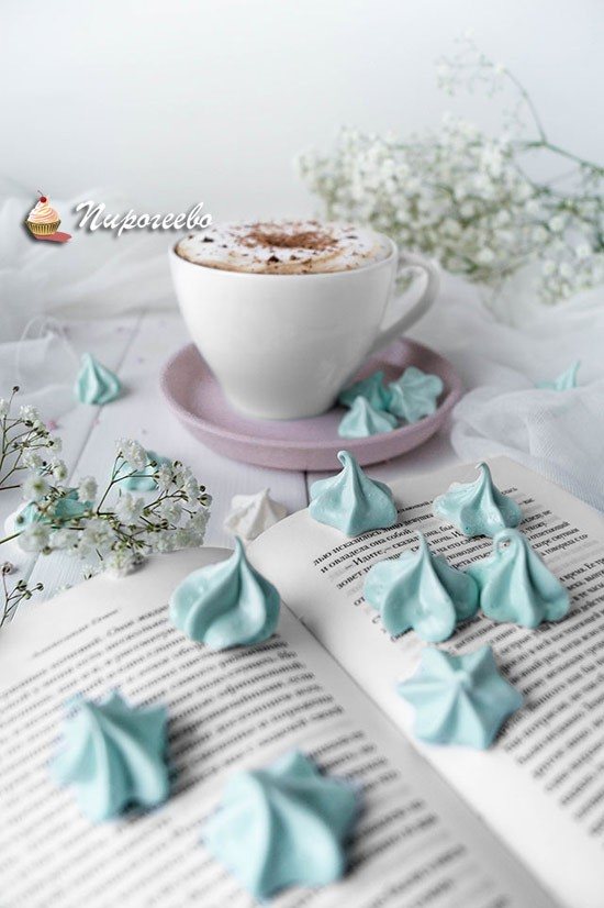 Вкусные безе для украшения торта в пастельных цветах