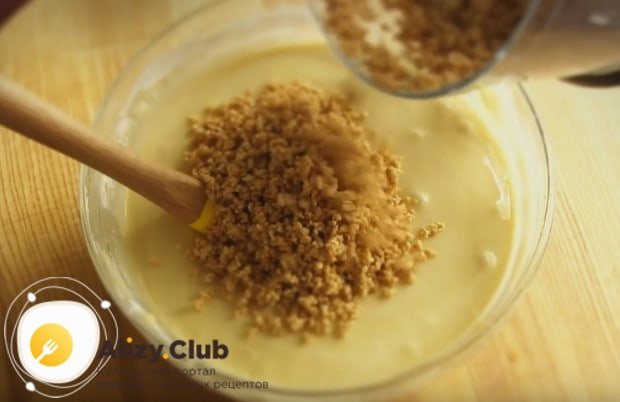 Вмешиваем в тесто измельченные блендером орехи.
