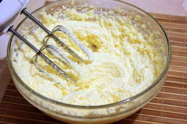 взбить сливочное масло с сахаром