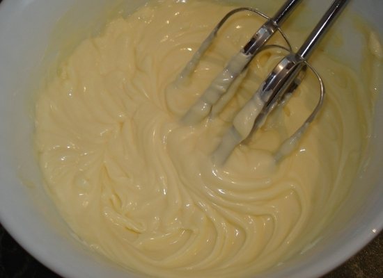 Заварной крем из сгущенки и масла: как взбивать?