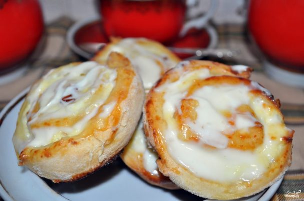 Завитушки с творогом в сметанной заливке