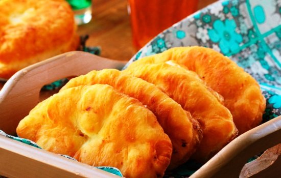 Жареные пирожки с яблоками – классические и авторские рецепты. Готовка жареных пирожков с яблоками – приятное занятие